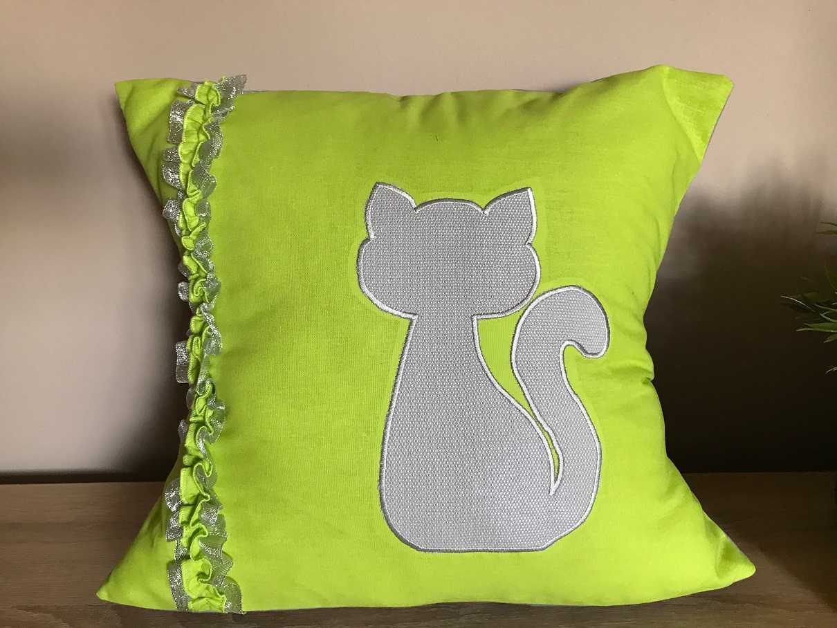 Zdjęcie poduszki z wyhaftowanym kotem