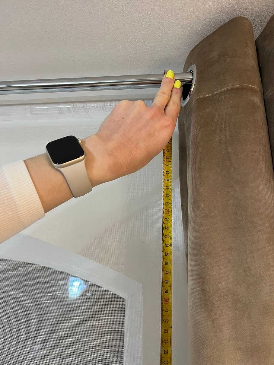 Zdjęcie z pomiarem długości zasłony