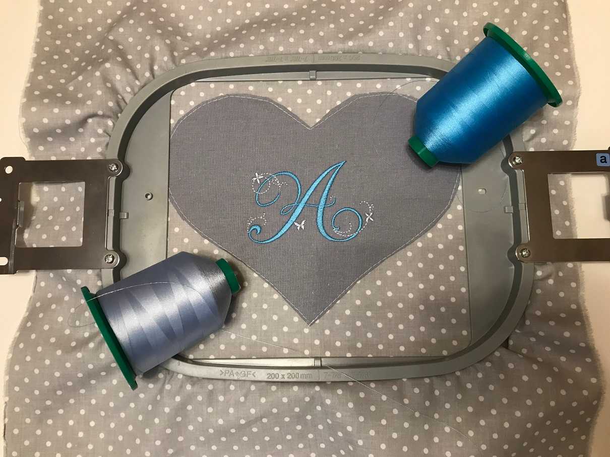 Zdjęcie haftu z inicjałem