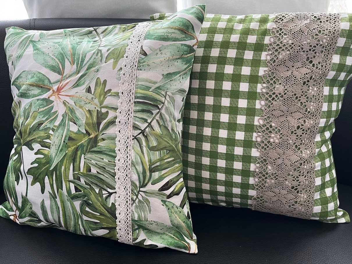 Zdjęcie poduszek w zielonej tonacji w tym jedna w liście