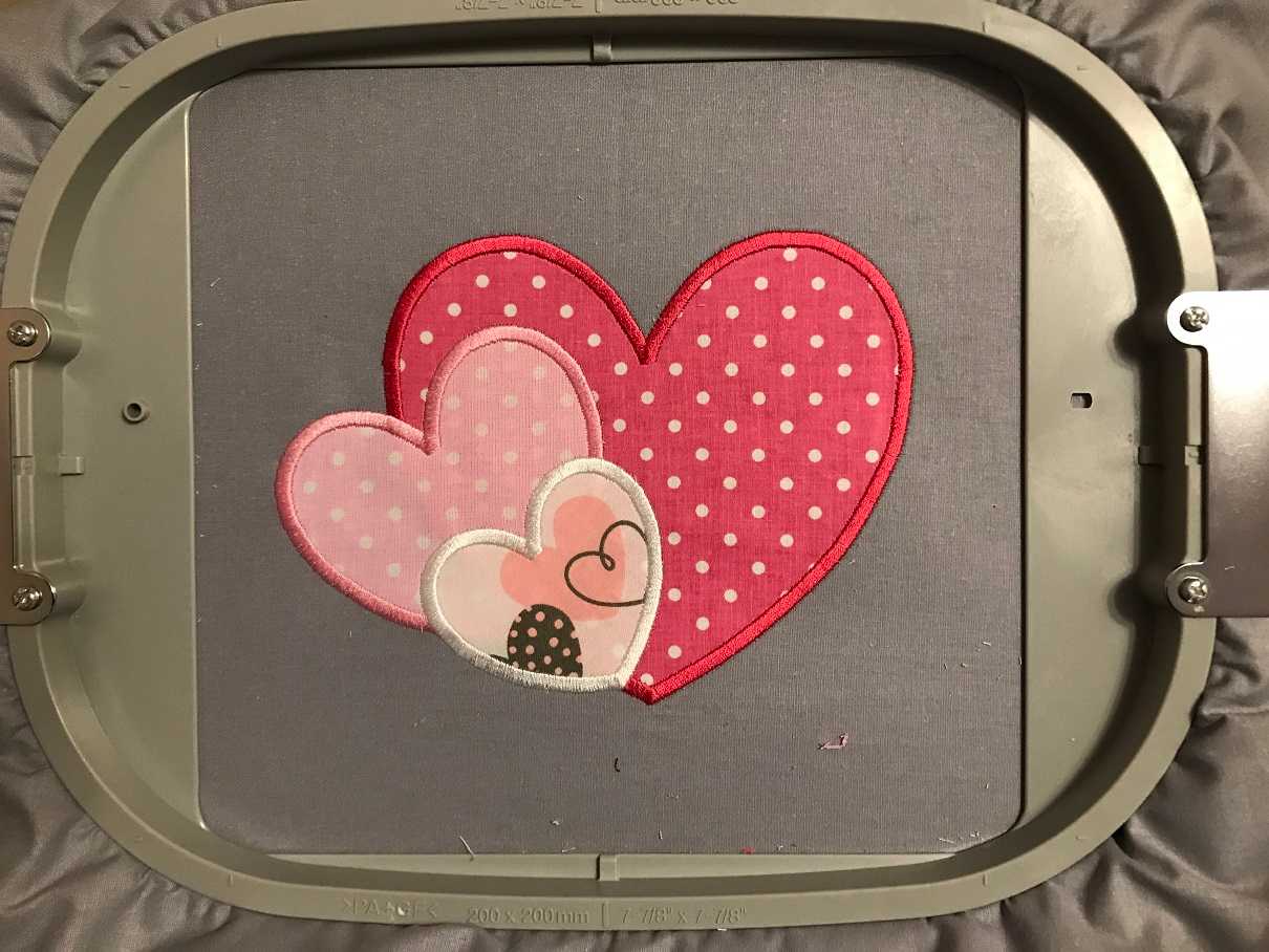 Zdjęcie haftu z trzema serduszkami