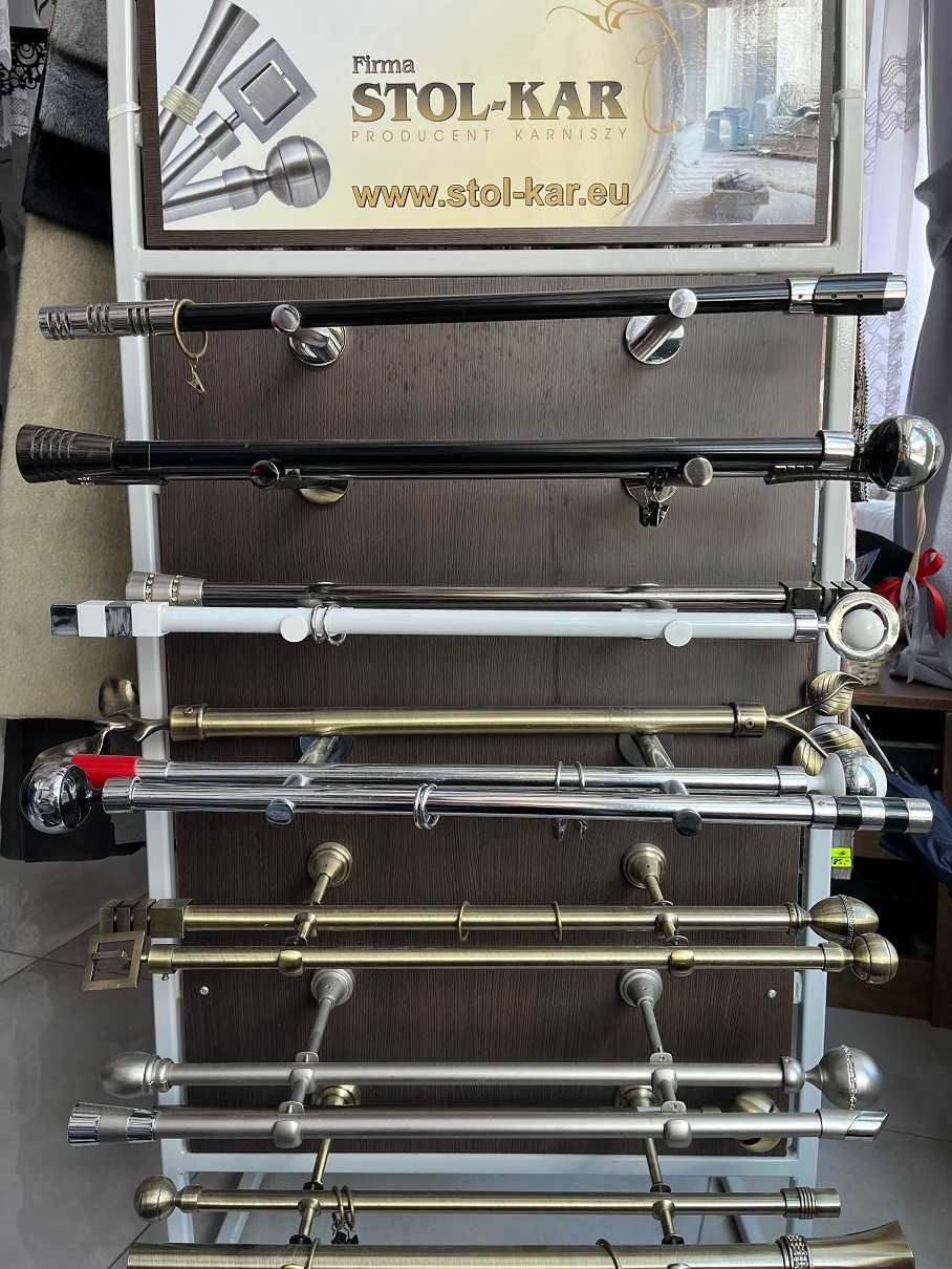 Zdjęcie stojaka z próbnikami karniszy